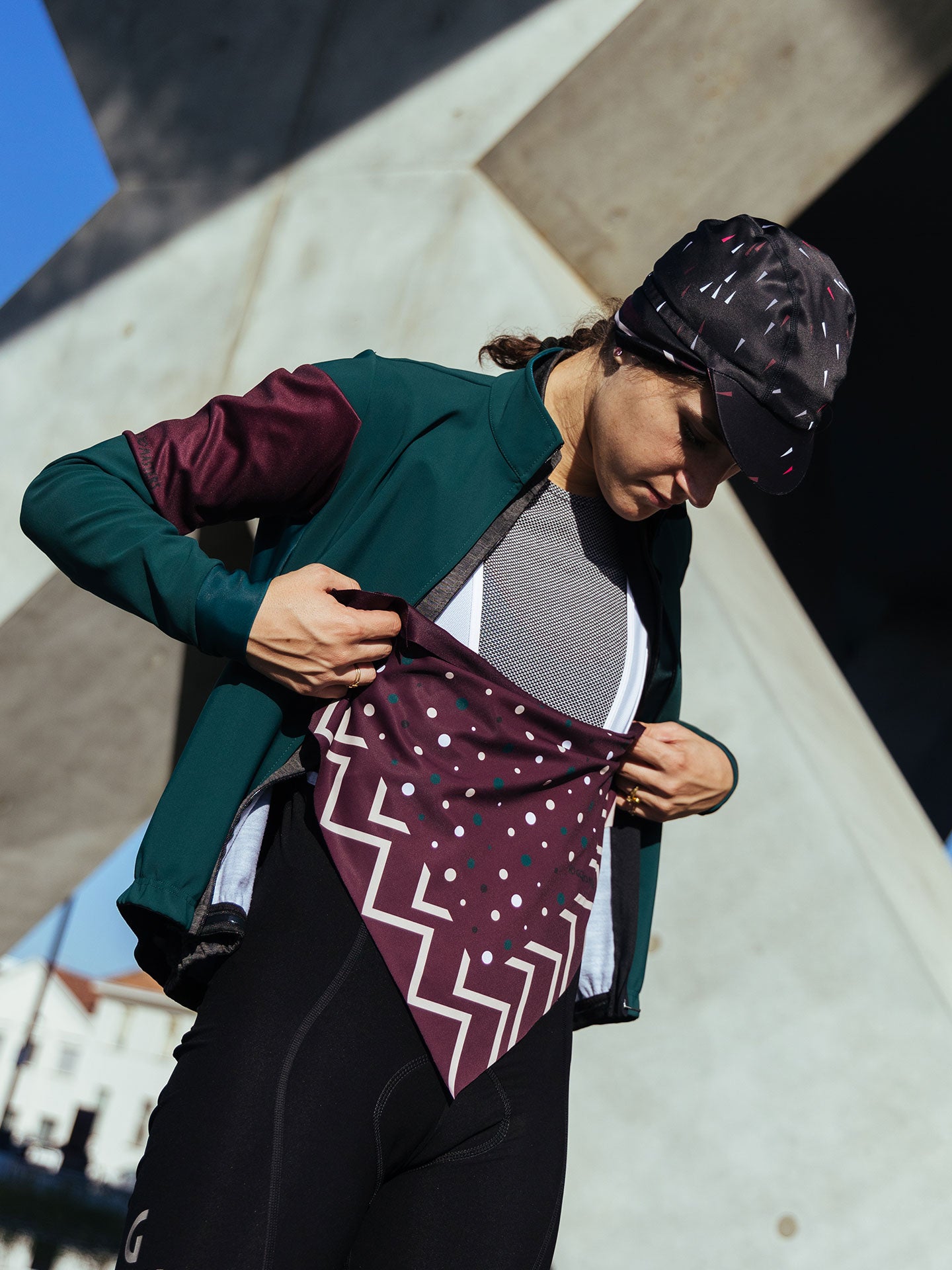 Fend off the elements Deep Purple foulard black ventoux winter cap