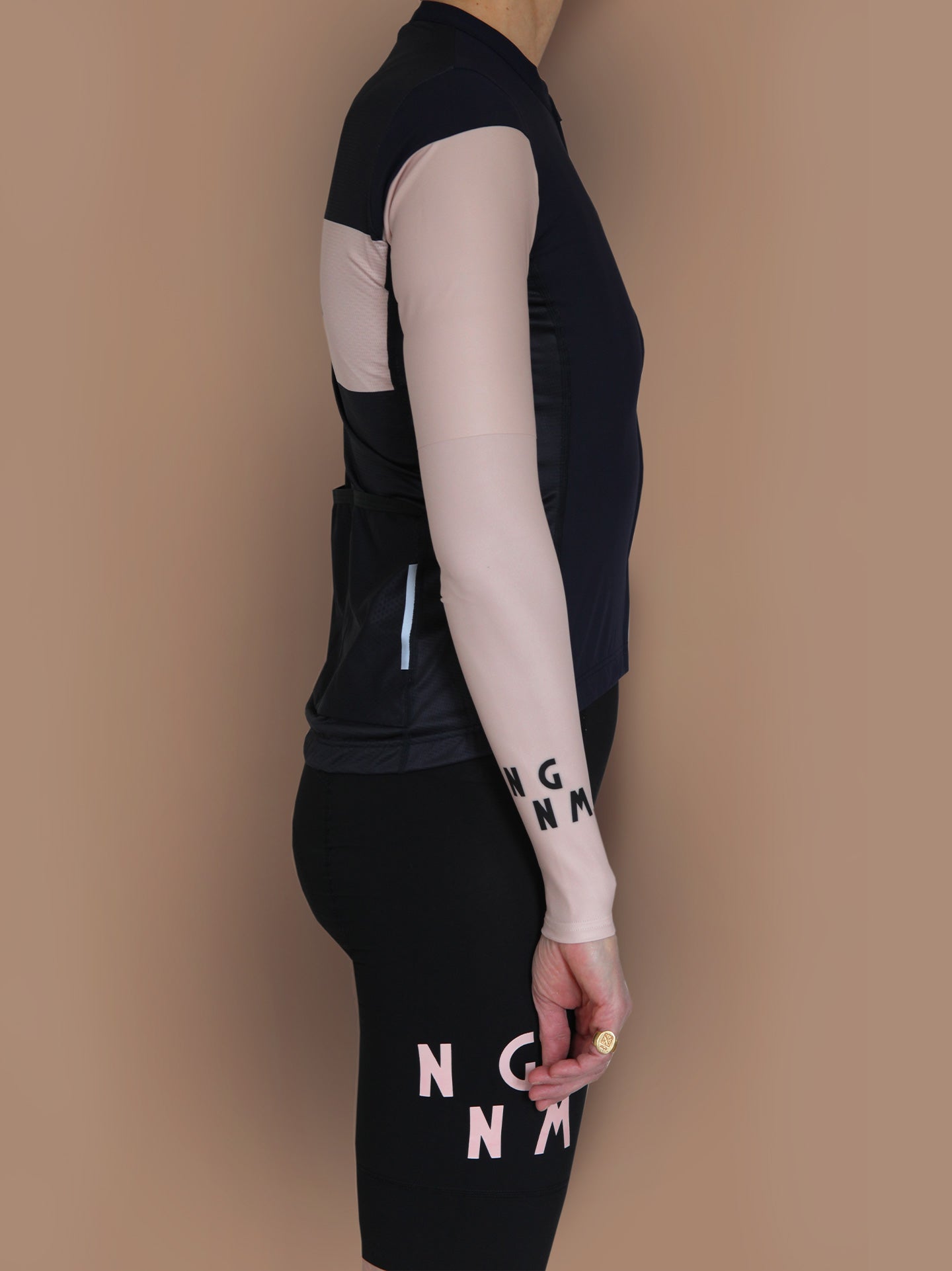NGNM sun sleeves powder pink tattoo - detail black logo