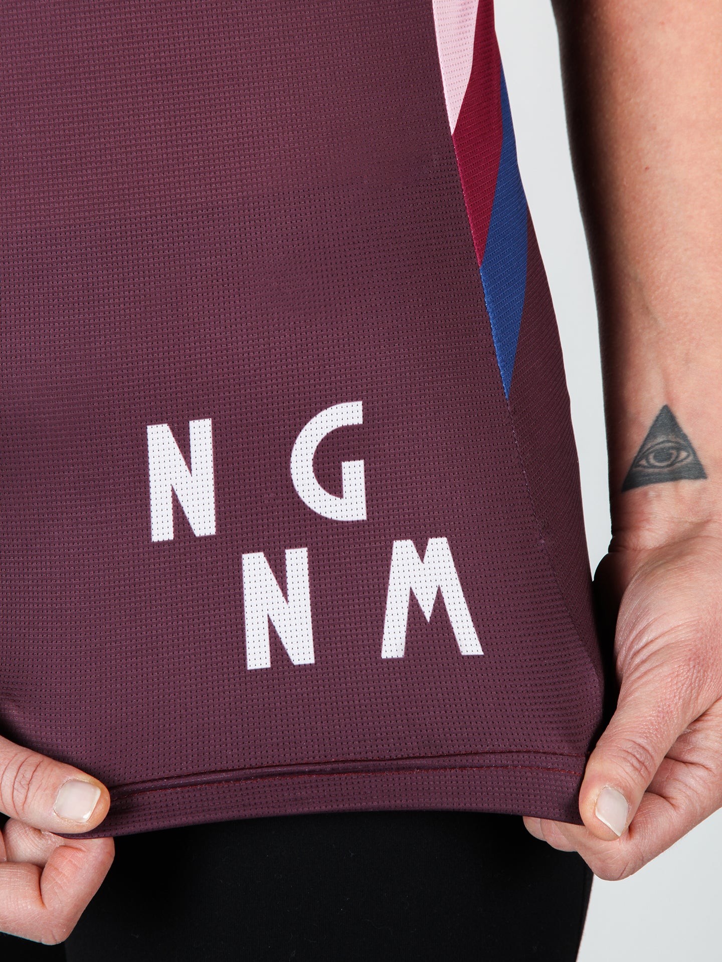 NGNM Tank ZWIFT running top aubergine Detail logo